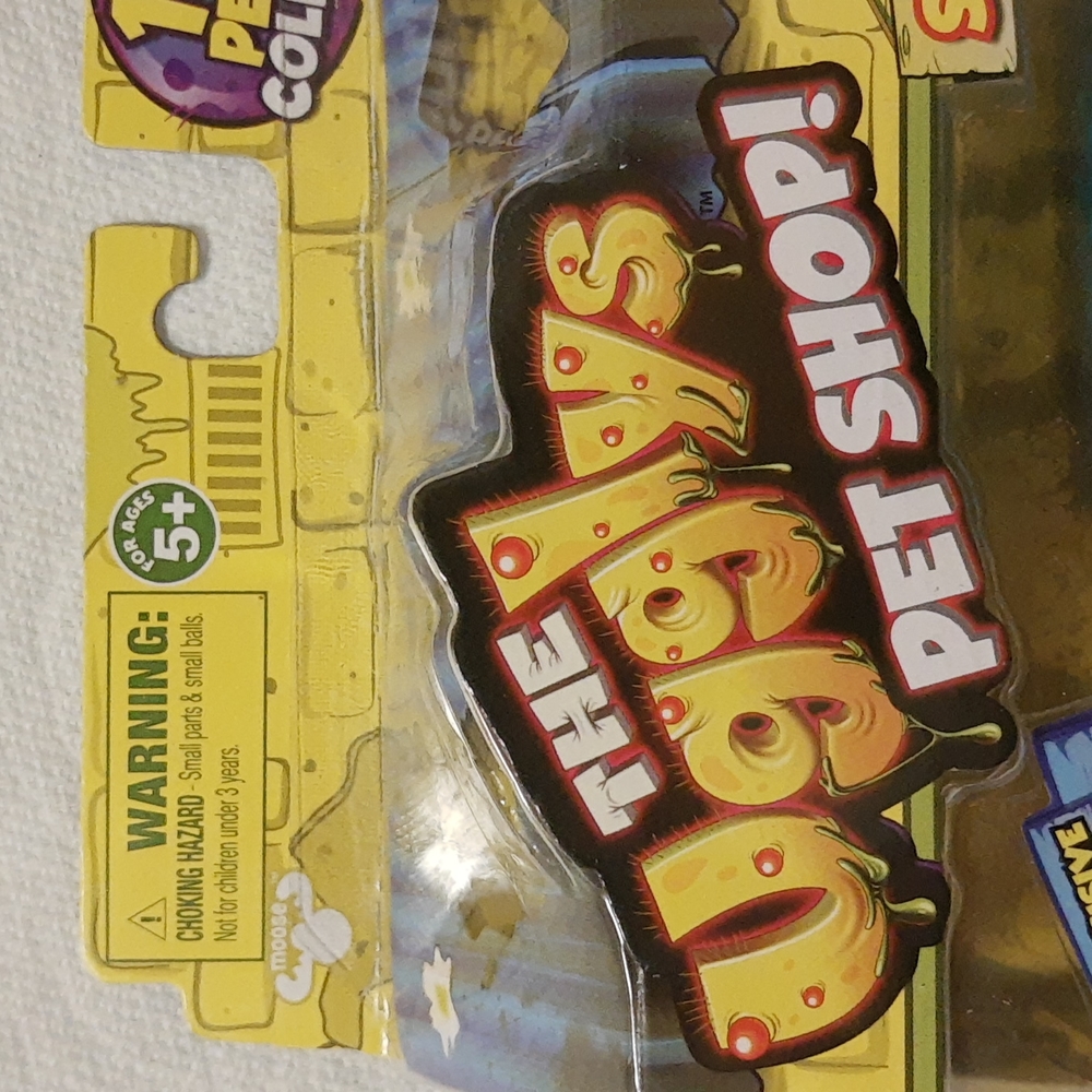 The Ugglys Pet Shop Series 1 Exclusive Gross Goldfish Collectible (Box Damage) - Picture 4 of 12